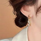 1 Pair Elegant Golden-Tone Drop Earrings with Sparkling Water Droplet Design.