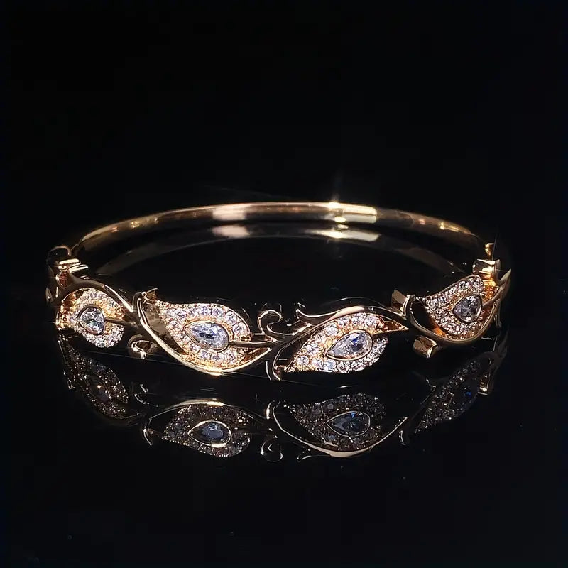 A Bracelet Featuring a Teardrop-Shaped Design with Micro-Inlaid Synthetic Zirconia.
