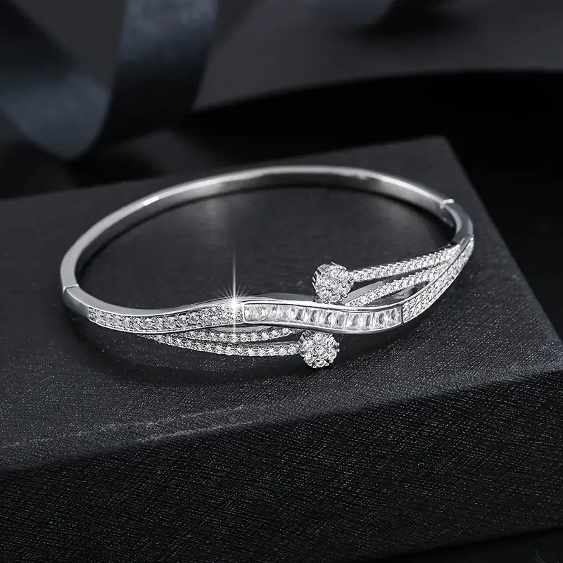 Stylish and Hot-Selling Women's Versatile Zirconia Bracelet.