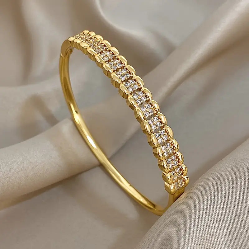 1pc Golden-Tone Rhinestone Cuff Bracelet - Luxurious, Retro Style with Sparkling Cubic Zirconia Stones.