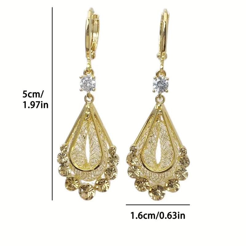 1 Pair of Golden Mesh Rhinestone Teardrop Stud Earrings.