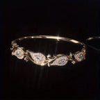 A Bracelet Featuring a Teardrop-Shaped Design with Micro-Inlaid Synthetic Zirconia.