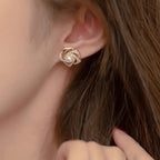 1 Pair Elegant Floral Design Stud Earrings for Women.