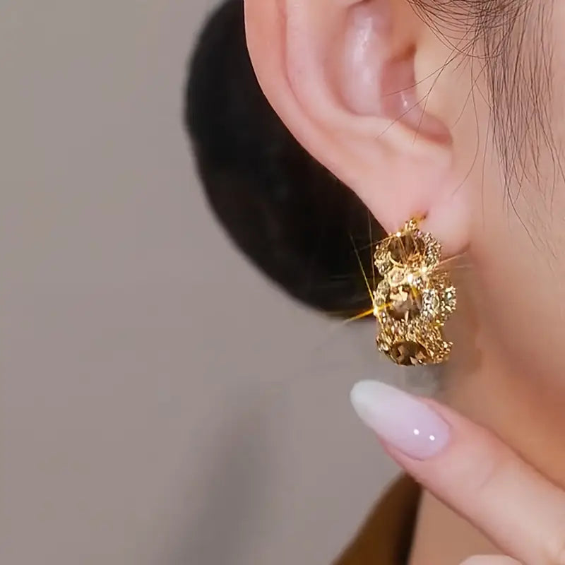 1 Pair of Personalized Hoop Earrings Inlaid with Zirconia Sparkling Design Suitable for Giving Jewelry Gifts to Girlfriends.