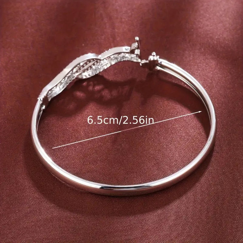 1pc Women's Elegant Vintage Hollow Pattern Bangle.