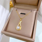 1 Set Fashion Fox Tail Flower Design Titanium Steel Necklace and Earrings.
