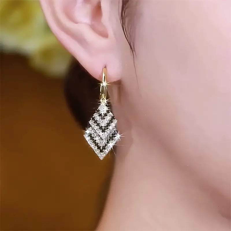 Pair of Elegant Rhombus Full Rhinestone Earrings for Women.