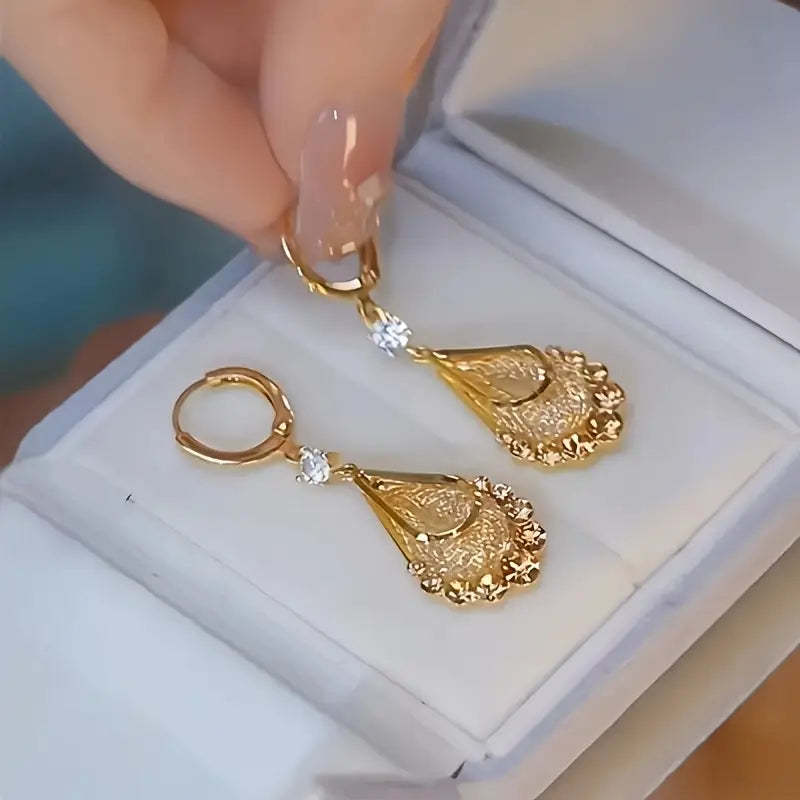 1 Pair of Golden Mesh Rhinestone Teardrop Stud Earrings.