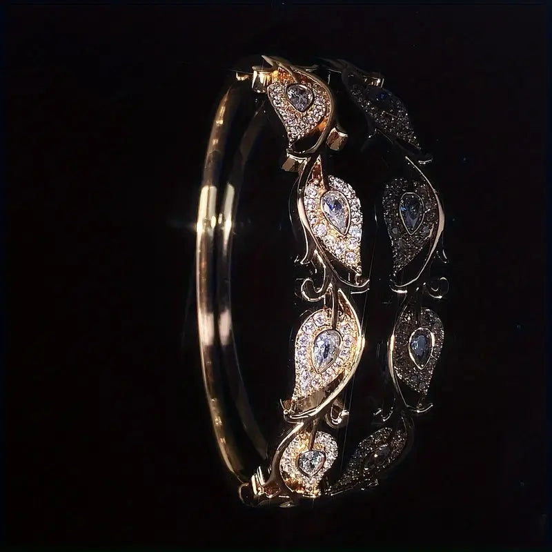 A Bracelet Featuring a Teardrop-Shaped Design with Micro-Inlaid Synthetic Zirconia.