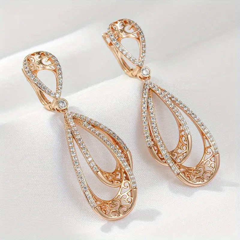 1 Pair Golden Vintage Long Earrings for Women.