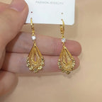 1 Pair of Golden Mesh Rhinestone Teardrop Stud Earrings.