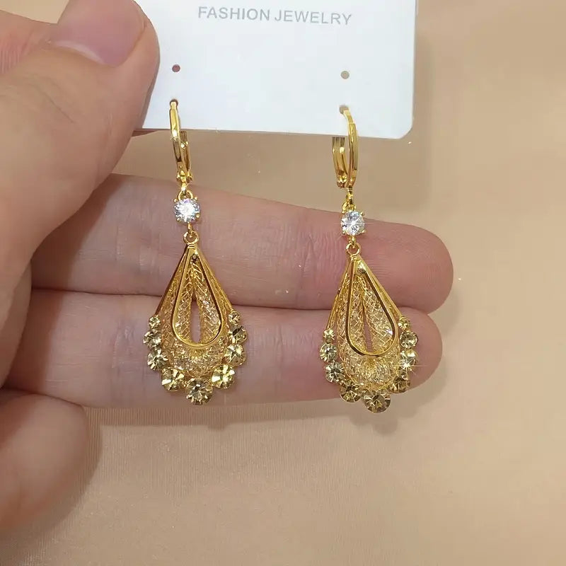 1 Pair of Golden Mesh Rhinestone Teardrop Stud Earrings.