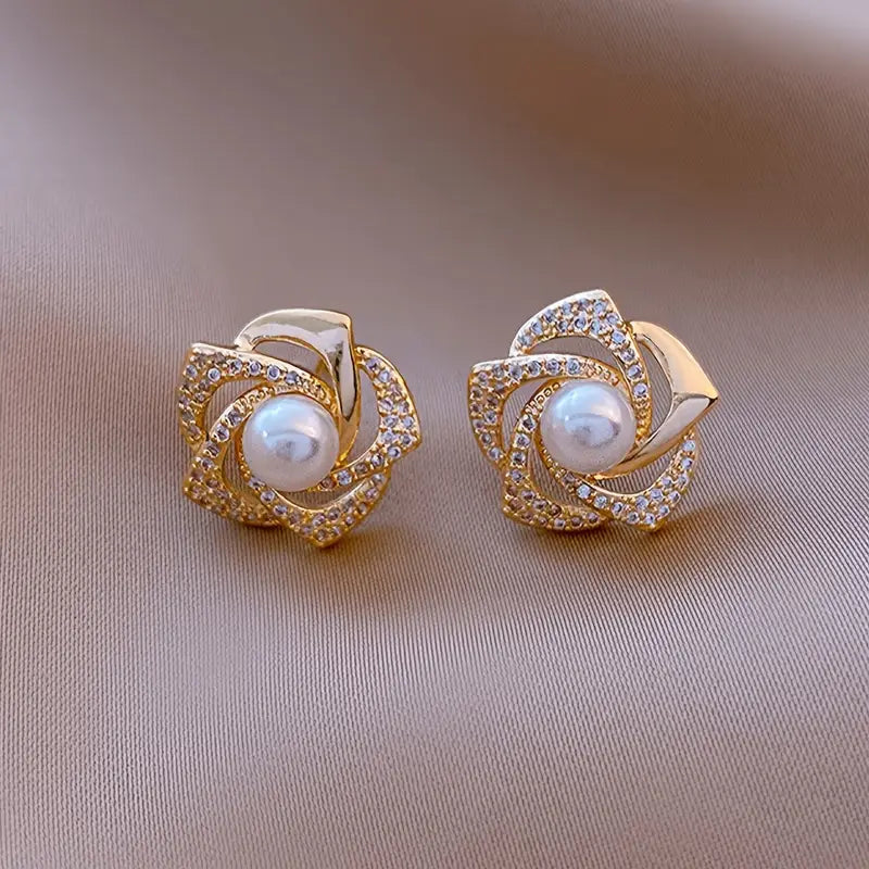 1 Pair Elegant Floral Design Stud Earrings for Women.