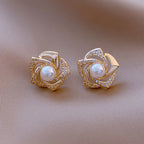 1 Pair Elegant Floral Design Stud Earrings for Women.