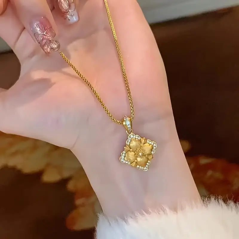 Vintage Style Twisted Double-Sided Clover Necklace with 18K Golden Plated Copper and Synthetic Zirconia -.