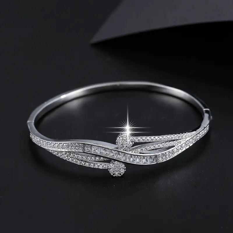 Stylish and Hot-Selling Women's Versatile Zirconia Bracelet.