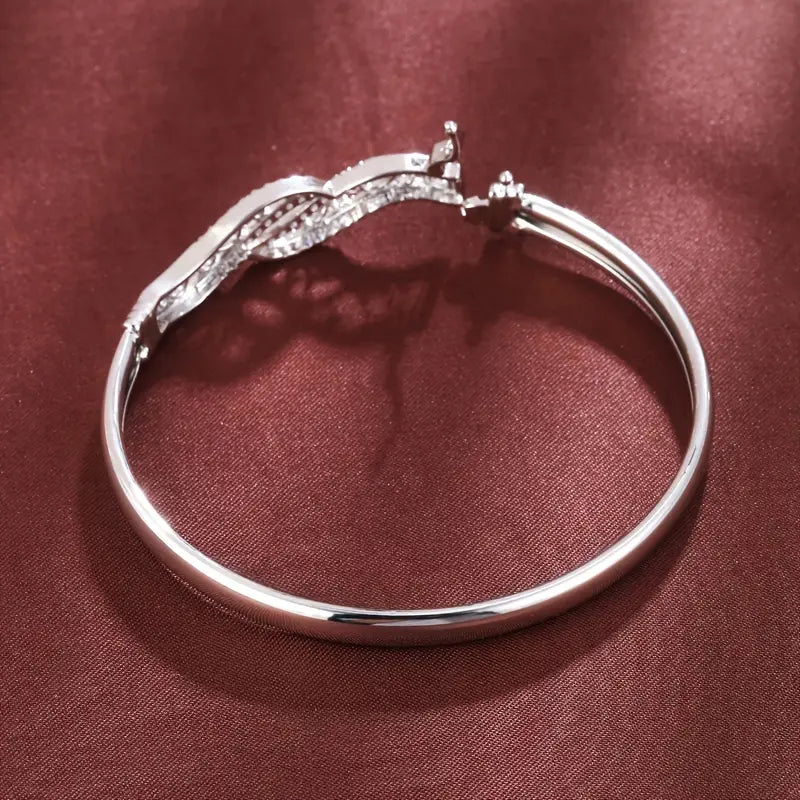 1pc Women's Elegant Vintage Hollow Pattern Bangle.