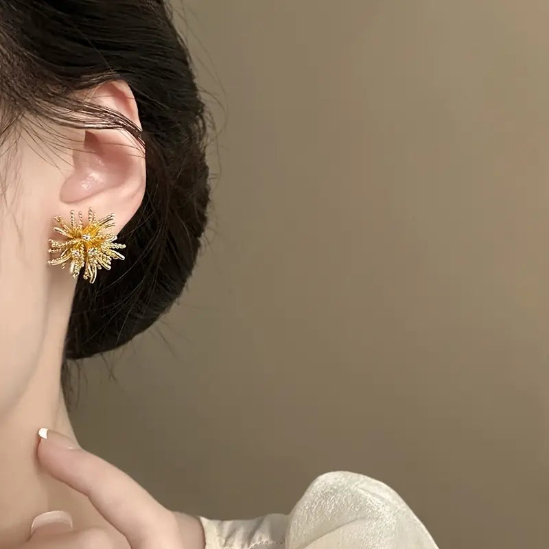 1 Pair Women'S Elegant Floral-like Stud Earrings - Golden-Tone Floral Accent.