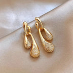1 Pair Elegant Golden-Tone Drop Earrings with Sparkling Water Droplet Design.