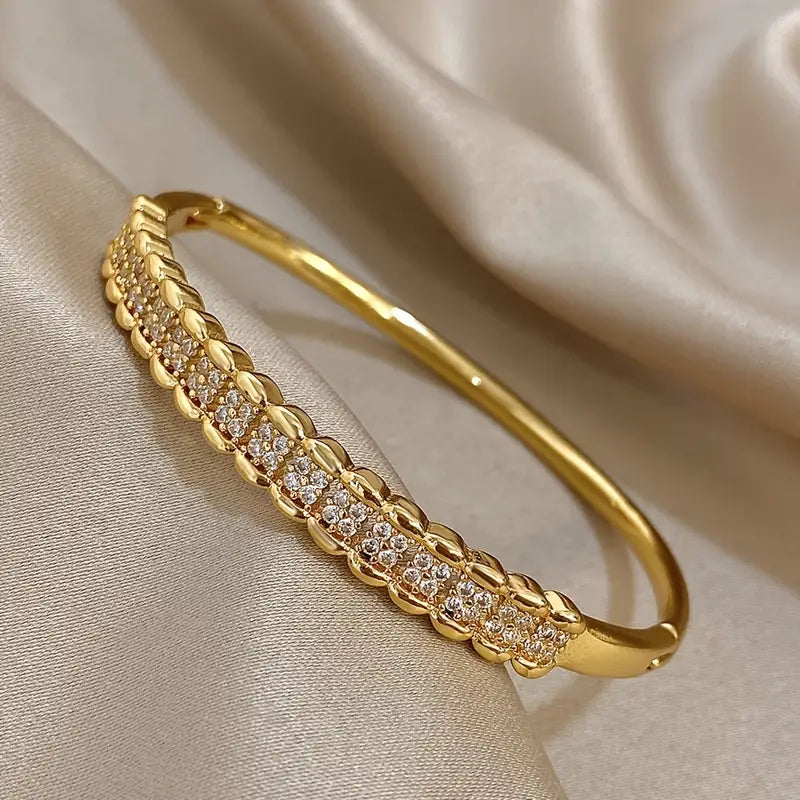 1pc Golden-Tone Rhinestone Cuff Bracelet - Luxurious, Retro Style with Sparkling Cubic Zirconia Stones.