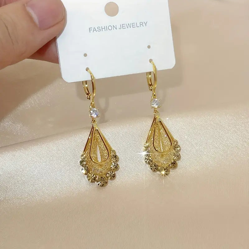1 Pair of Golden Mesh Rhinestone Teardrop Stud Earrings.