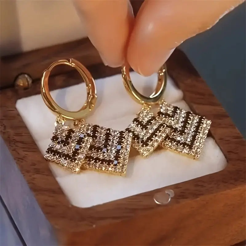 Pair of Elegant Rhombus Full Rhinestone Earrings for Women.