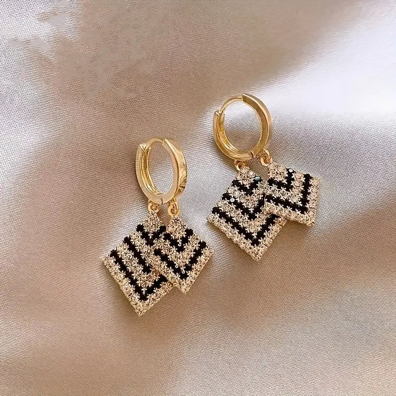 Pair of Elegant Rhombus Full Rhinestone Earrings for Women.