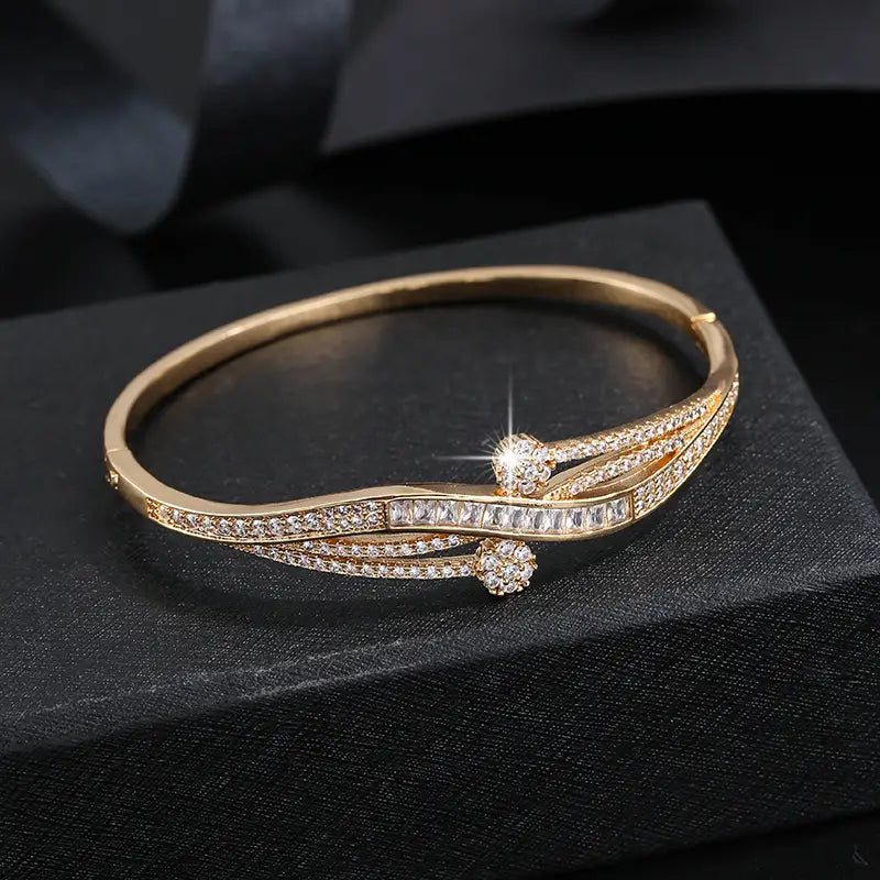 Stylish and Hot-Selling Women's Versatile Zirconia Bracelet.