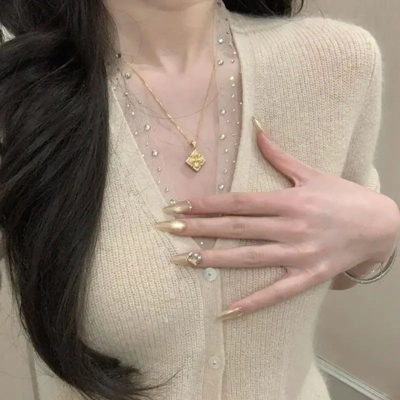 Vintage Style Twisted Double-Sided Clover Necklace with 18K Golden Plated Copper and Synthetic Zirconia -.