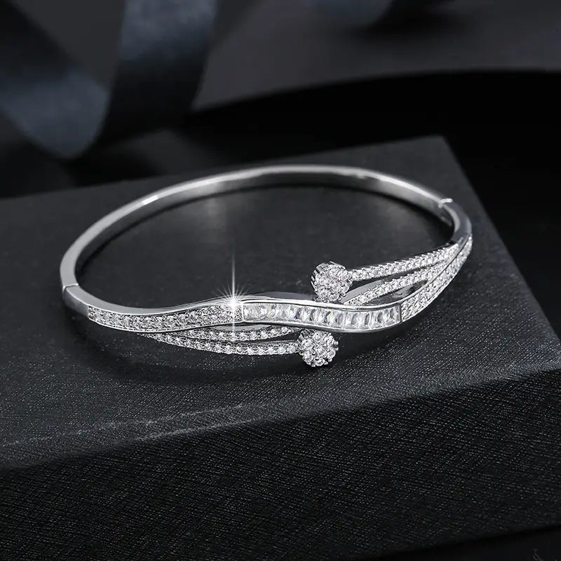 Stylish and Hot-Selling Women's Versatile Zirconia Bracelet.