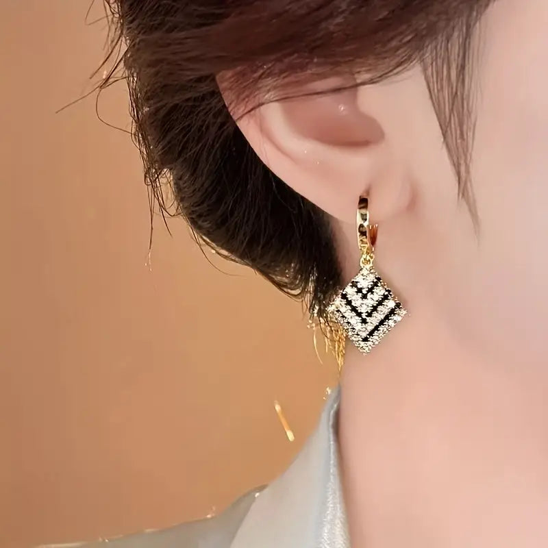Pair of Elegant Rhombus Full Rhinestone Earrings for Women.